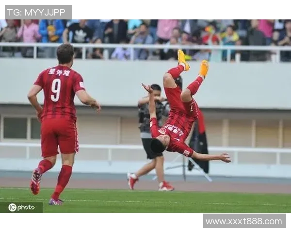 空翻射门惊艳全场足球球星上演力与美的完美结合