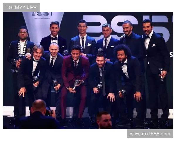 国际足球明星同框合影展现友谊与竞技精神的精彩瞬间 国际足球明星同框合影展现友谊与竞技精神的精彩瞬间